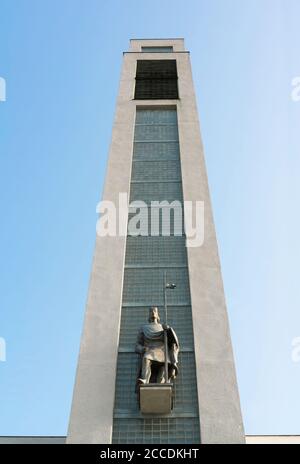 St. Wenzel Kirche, Prag - Vrsovice, Tschechische Republik / Tschechien - Sakralbau mit hohem weißen Turm und Statue des Kriegers Stockfoto