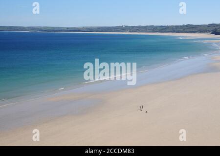 Frühmorgendlicher Hundespaziergänger auf Porth Nierestands, zwischen Carbis Bay und Lelant im Norden von Cornwall. Stockfoto