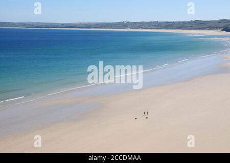 Frühmorgendlicher Hundespaziergänger auf Porth Nierestands, zwischen Carbis Bay und Lelant im Norden von Cornwall. Stockfoto