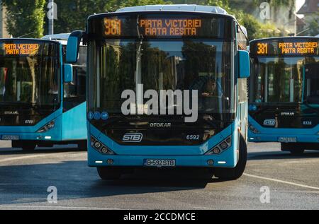 Bukarest, Rumänien - 10. August 2020: Busse des öffentlichen Nahverkehrs werden im starken Verkehr auf dem Siegesplatz in Bukarest, Rumänien, gefahren. Dieses Bild ist für ed Stockfoto