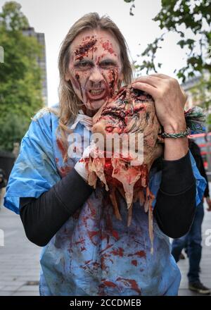 World Zombie Day Walk Teilnehmer als Zombies in Kostümen und Make-up Spaziergang durch London, England, Großbritannien Stockfoto