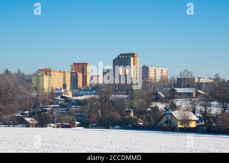 Ländliche Landschaft vs Block von Wohnungen und Wohnungen in der Stadt. Urbanism mit Familienhäusern im Dorf und Hochhaus Block in der Vorstadt distric Stockfoto