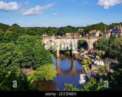 Eisenbahnviadukt über den Fluss Nidd im Sommer Knaresborough North Yorkshire England Stockfoto