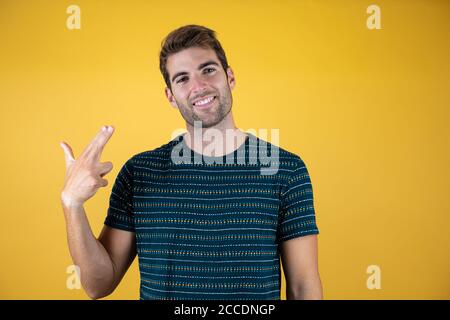 Hispanic Mann über isolierten gelben Hintergrund Schießen und sich selbst töten Zeigen Hand und Finger an den Kopf wie Waffe, Selbstmord Geste. Stockfoto