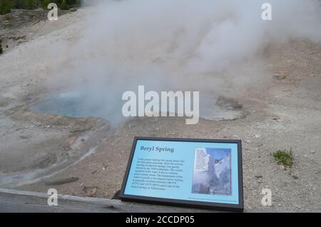 YELLOWSTONE NATIONAL PARK, WYOMING - 9. JUNI 2017: Beryl Spring entlang der Grand Loop Road in der Gibbon Canyon Gruppe des Gibbon Geyser Basin Stockfoto