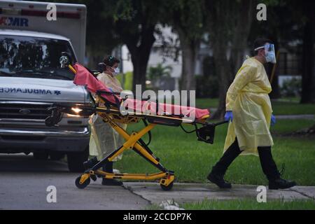 , Fort Lauderdale, FL - 20200717-Allgemeine Ansicht des Broward Health Hospital und der lokalen Geschäfte als COVID-19 Fälle steigen weiter EINE allgemeine Ansicht des Broward Health Hospital, da Floridas Gesundheitsministerium am Freitag 11,000 neue Fälle von COVID-19 an einem einzigen Tag bestätigte. -IM BILD: Broward Health Hospital -FOTO von: INSTARimages.com Dies ist ein redaktionelles, lizenzpflichtig Bild. Bitte kontaktieren Sie Instar Images LLC für Lizenzgebühren und Rechtsinformationen unter sales@instarimages.com oder rufen Sie +1 212 414 0207 an. Dieses Bild darf nicht in irgendeiner Weise veröffentlicht werden, die diffamierend, verleumderisch, Stockfoto