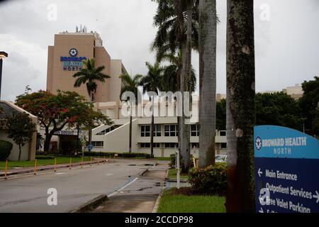 , Fort Lauderdale, FL - 20200717-Allgemeine Ansicht des Broward Health Hospital und der lokalen Geschäfte als COVID-19 Fälle steigen weiter EINE allgemeine Ansicht des Broward Health Hospital, da Floridas Gesundheitsministerium am Freitag 11,000 neue Fälle von COVID-19 an einem einzigen Tag bestätigte. -IM BILD: Broward Health Hospital -FOTO von: INSTARimages.com Dies ist ein redaktionelles, lizenzpflichtig Bild. Bitte kontaktieren Sie Instar Images LLC für Lizenzgebühren und Rechtsinformationen unter sales@instarimages.com oder rufen Sie +1 212 414 0207 an. Dieses Bild darf nicht in irgendeiner Weise veröffentlicht werden, die diffamierend, verleumderisch, Stockfoto