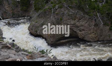 Spätfrühling im Yellowstone National Park: Blick auf die Firehole Falls am Firehole River im Firehole Canyon in der Nähe von Madison Junction Stockfoto