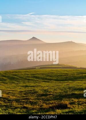 Landschaft bei Wildboarclough im Osten Cheshire Teil der Peak District mit dem Gipfel von Shutlingsloe in der Ferne England VEREINIGTES KÖNIGREICH Stockfoto