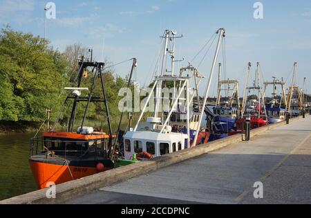 Fischerboote, die an einem sonnigen Tag in BOSTON Lincolnshire am Flussufer von Haven ankern, Stockfoto