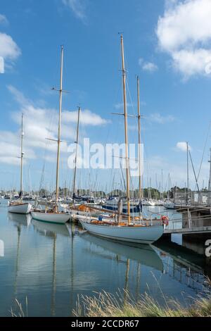 Klassische Segelboote oder Yachten, die im Sommer in Chichester Marina, Chichester Harbour, West Sussex, Großbritannien, festgemacht sind Stockfoto