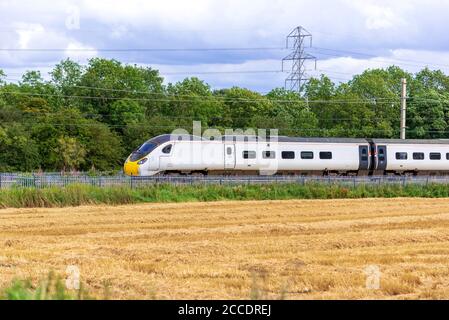 Avanti West Coast Zug in Winwick auf der West Coast Main Line. Pendolino Kippzug. Stockfoto