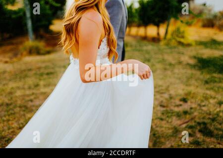 Ein frisch vermähltes Paar hat gerade in einem sozial fernen geheiratet Hochzeitszeremonie Stockfoto