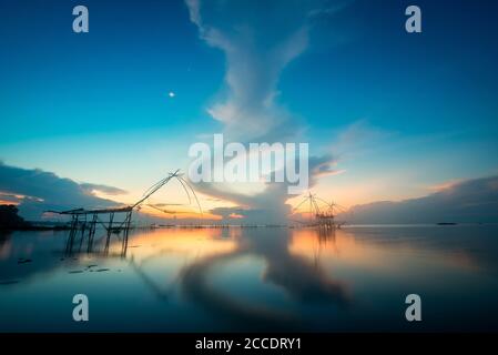 Landschaftsbild von traditionellen quadratischen Fischnetz Ausrüstung bei Sonnenaufgang in Pakpra Kanal, Phatthalung, Thailand Stockfoto