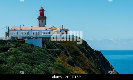 Schöne Aussicht auf den Leuchtturm von Cabo da Roca, dem westlichen Punkt Europas, Sintra, Portugal Stockfoto