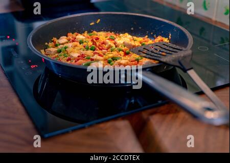 Nahaufnahme der Bratpfanne Kochen Huhn Chorizo in der Küche zu Hause.. Stockfoto