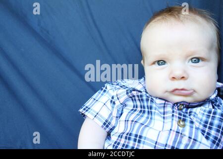 Foto eines rothaarigen blauäugigen Jungen. Stockfoto