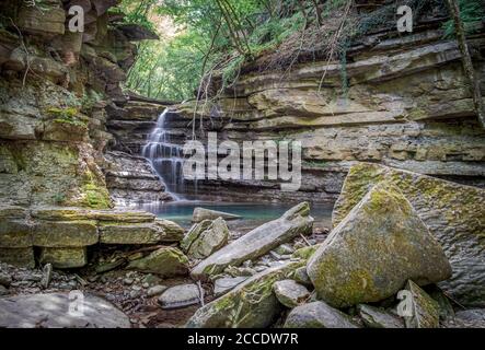 Kleiner Wasserfall auf einem schmalen Bach im nördlichen Apennin. Palazzuolo sul Senio, Provinz Florenz, Toskana, Italien Stockfoto