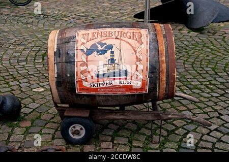 FLENSBURG, DEUTSCHLAND. JANUAR 28, 2020. Kleines Fass mit Werbung von Rum Kontor Flensburg auf der Straße. Stockfoto