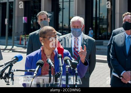 Rep. Eleanor Holmes Norton, D-DC, bietet Bemerkungen außerhalb des US Postal Service Headquarters während einer Pressekonferenz zu möglichen Änderungen im US Postdienst durch Postmaster General Louis DeJoy in Washington, DC, Dienstag, 18. August 2020. (Foto: Rod Lampey Jr./SIPA USA) Quelle: SIPA USA/Alamy Live News Stockfoto