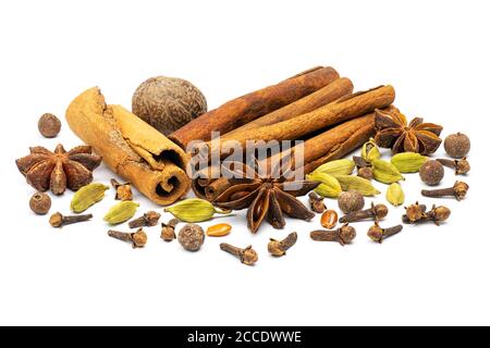 Traditionelle weihnachtliche Gewürze (Zimtstangen, Sternanis, Nelken, Piment, Muskatnuss und Kardamom) isoliert auf weißem Hintergrund. Volle Schärfentiefe. Stockfoto