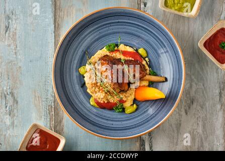 Geschmorte Lammschenkel auf der Kartoffelpüree auf dem Holztisch Stockfoto