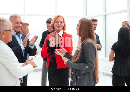 Glückliche Geschäftsleute, die herumsitzen Stockfoto