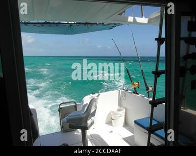 Seefischen von einem Boot entlang der Küste Kubas Mit hellblauem Meer und Himmel Stockfoto