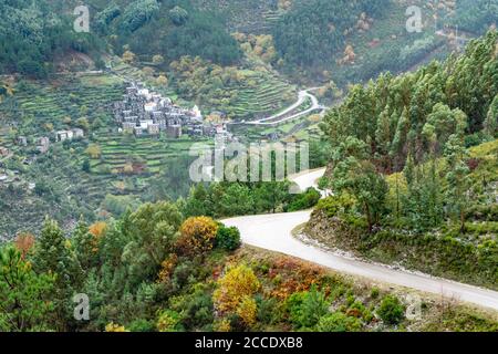 Erstaunliches altes Dorf mit Schieferhäusern, genannt Piodao in Serra da Estrela, Portugal Stockfoto