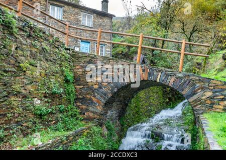 Erstaunliches altes Dorf mit Schieferhäusern, genannt Piodao in Serra da Estrela, Portugal Stockfoto