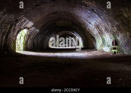 Langcliffe Kalkofen in Settle, Yorkshire. Alter, dunkler Steintunnel mit Bögen und interessantem Licht Stockfoto