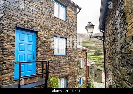 Erstaunliches altes Dorf mit Schieferhäusern, genannt Piodao in Serra da Estrela, Portugal Stockfoto