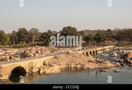 Orchha, Madhya Pradesh, Indien - März 2019: Die alte Steinbrücke über den Betwa Fluss auf der Tikamgarh - Jhansi Straße in Orchha. Stockfoto