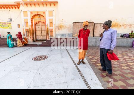 Orchha, Madhya Pradesh, Indien - März 2019: Indische Pilger tragen Turbane, die außerhalb des alten RAM Raja Tempels im Dorf Orchha stehen. Stockfoto