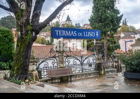 Luso, Portugal - 14. Dezember 2019: Eintritt zu berühmten heißen Quellen mit Mineralwasser Stockfoto