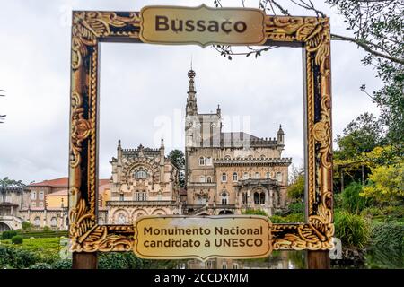 Mealhada, Portugal - Dezember 14,2019: Luxus-Palast-Hotel mit schönem Garten in Serra do Bussaco Kandidaten zum UNESCO-Weltkulturerbe Stockfoto