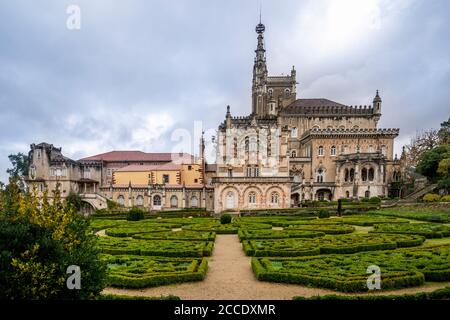 Luxuriöses Palasthotel, umgeben von einem schönen Garten, Mealhada, Serra do Bussaco, Portugal Stockfoto