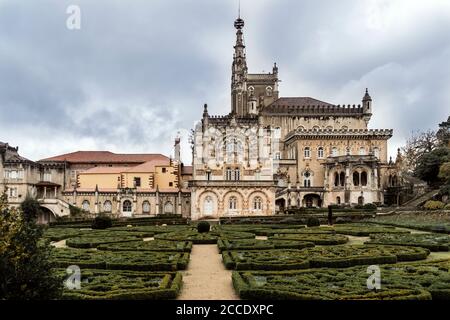 Luxuriöses Palasthotel, umgeben von einem schönen Garten, Mealhada, Serra do Bussaco, Portugal Stockfoto