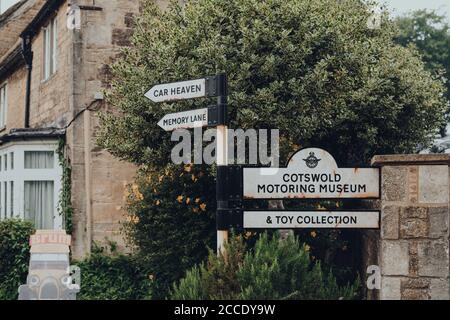 Bourton-on-the-Water, Großbritannien - Juli 12 2020: Wegweiser für das Cotswold Motoring Museum, eine beliebte Touristenattraktion in Bourton-on-the-Wate Stockfoto