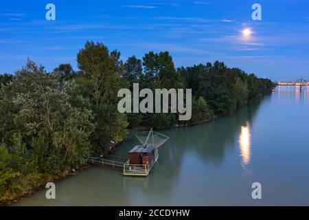 Wien, Donau (Donau), Vollmond, Daubel (Boot mit Hebenetz), Ostbahnbrücke, Österreich, Wien, 02. Leopoldstadt Stockfoto