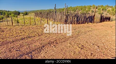 Der Damm Cattle Tank Corral im Prescott National Forest Arizona östlich von Chino Valley, jetzt trocken von Mangel an Regen und der Hitze des Sommers. Stockfoto