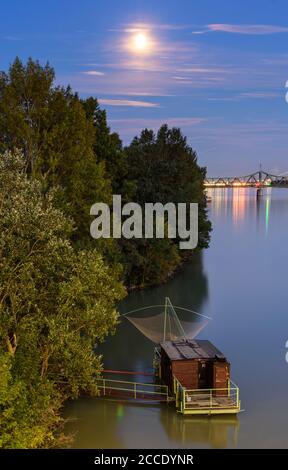 Wien, Donau (Donau), Vollmond, Daubel (Boot mit Hebenetz), Ostbahnbrücke, Österreich, Wien, 02. Leopoldstadt Stockfoto