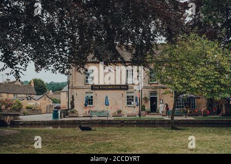 Bourton-on-the-Water, Gloucestershire, Großbritannien, 10. Juli 2020: Das Kingsbridge Inn und Pub am Fluss Windrush in Bourton-on-the-Water, einer berühmten Villa Stockfoto