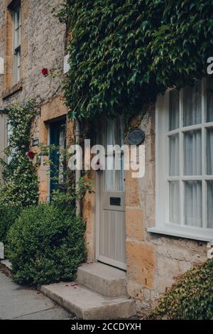 Stow-on-the-Wold, Großbritannien - 10. Juli 2020: Fassade eines Hauses, teilweise mit Kletterpflanzen bedeckt in Stow-on-the-Wold, einer Marktgemeinde in Cotswolds, U Stockfoto