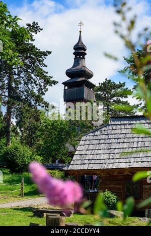 Uschhorod, Ungwar, Holzkirche St. Michael, aus dem Dorf Shelestove, ein klassisches Beispiel für Folklore Lemko Architektur in Karpaten Ruthenia, M Stockfoto