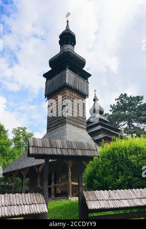 Uschhorod, Ungwar, Holzkirche St. Michael, aus dem Dorf Shelestove, ein klassisches Beispiel für Folklore Lemko Architektur in Karpaten Ruthenia, M Stockfoto