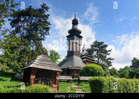 Uschhorod, Ungwar, Holzkirche St. Michael, aus dem Dorf Shelestove, ein klassisches Beispiel für Folklore Lemko Architektur in Karpaten Ruthenia, M Stockfoto