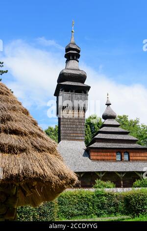 Uschhorod, Ungwar, Holzkirche St. Michael, aus dem Dorf Shelestove, ein klassisches Beispiel für Folklore Lemko Architektur in Karpaten Ruthenia, M Stockfoto