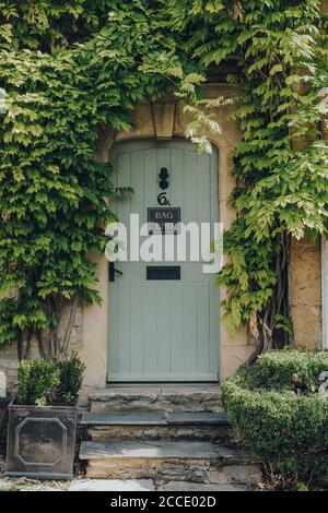 Stow-on-the-Wold, Großbritannien - 10. Juli 2020: Eingang zu einem traditionellen Kalksteinhaus in Stow-on-the-Wold, einer Marktstadt in Cotswolds, Stockfoto