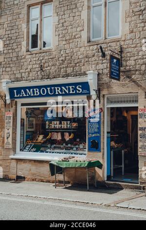 Stow-on-the-Wold, Großbritannien - 10. Juli 2020: Fassade der Lambournes Metzgerei in Stow-on-the-Wold, einer Marktstadt in Cotswolds, Großbritannien, gebaut am Roman Fosse Way. Stockfoto